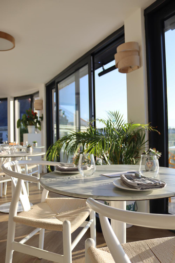 Food & Drinks 4, Porth Beach Hotel, Cornwall