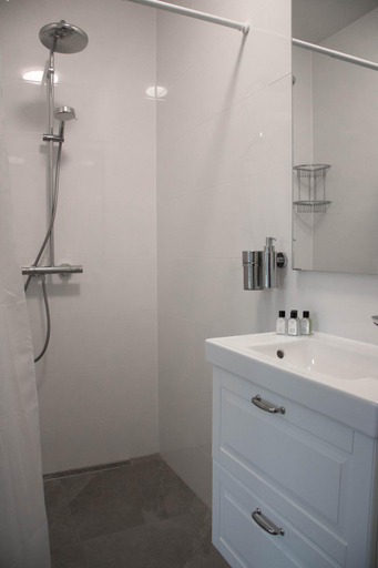 Bathroom 2, B&B Mondriaan, Amsterdam