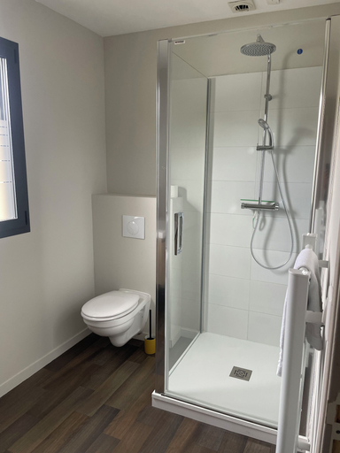 Bathroom 5, Ducey Appart'hôtel, Manche