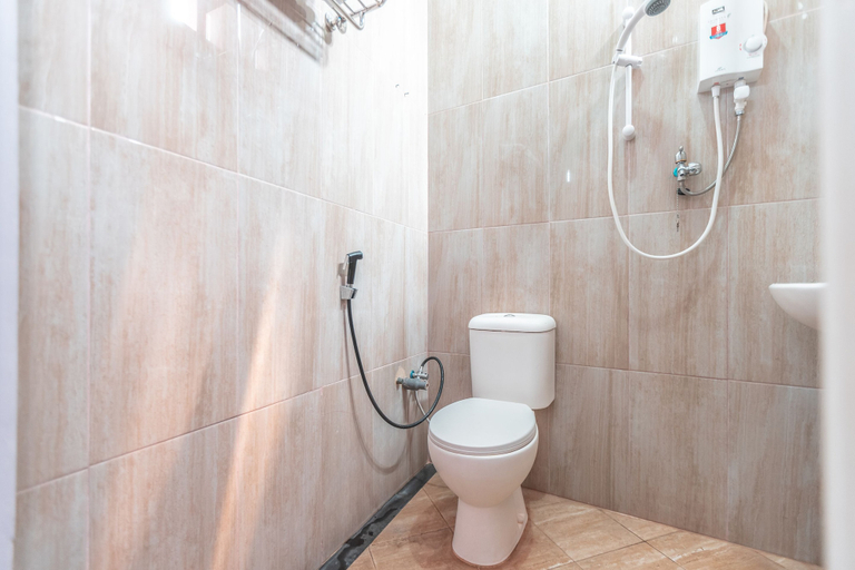 Bathroom 5, Hotel O Puspita Guesthouse, Bekasi