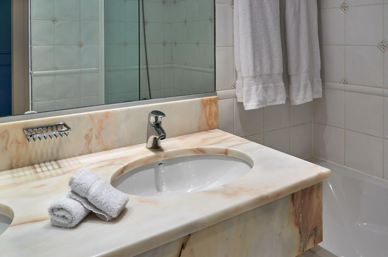 Bathroom 5, Le Relais Margaux, Gironde