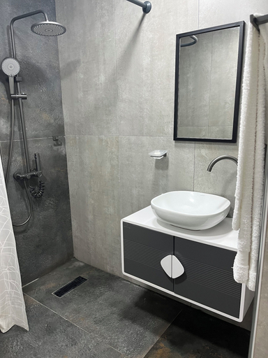 Bathroom 4, Haya