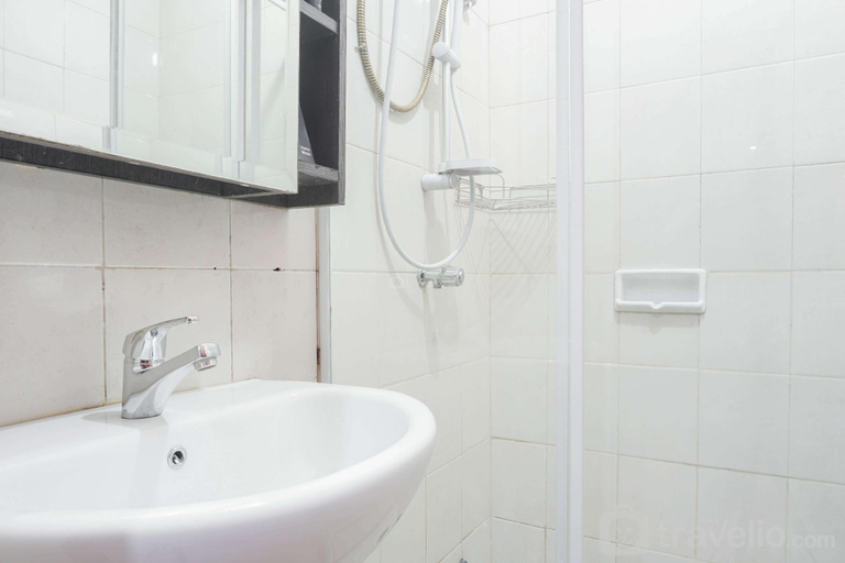 Bathroom, Good Choice for 1BR Thamrin Residence By Travelio, Jakarta Pusat