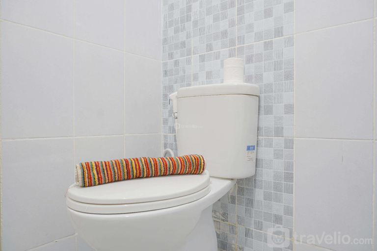 Bathroom 3, Comfort 2BR at Tokyo Riverside PIK 2 By Travelio, Tangerang