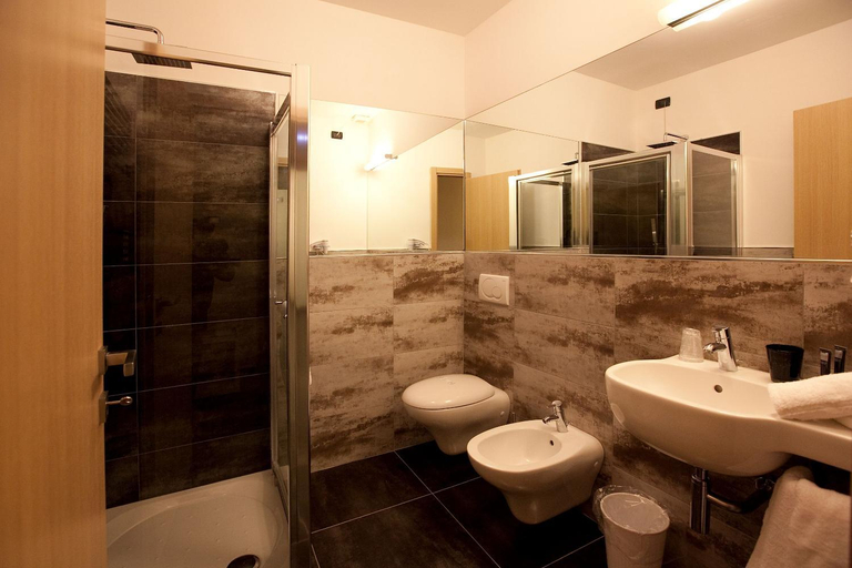 Bathroom 4, Hotel La Meridiana, Torino