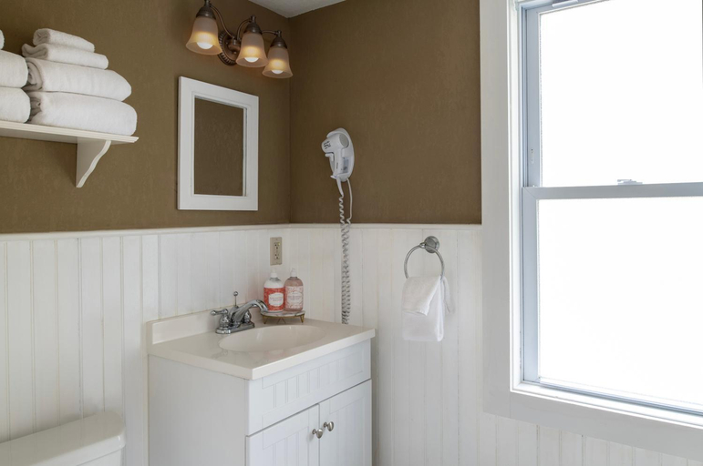 Bathroom 4, Christmas Farm Inn and Spa, Carroll