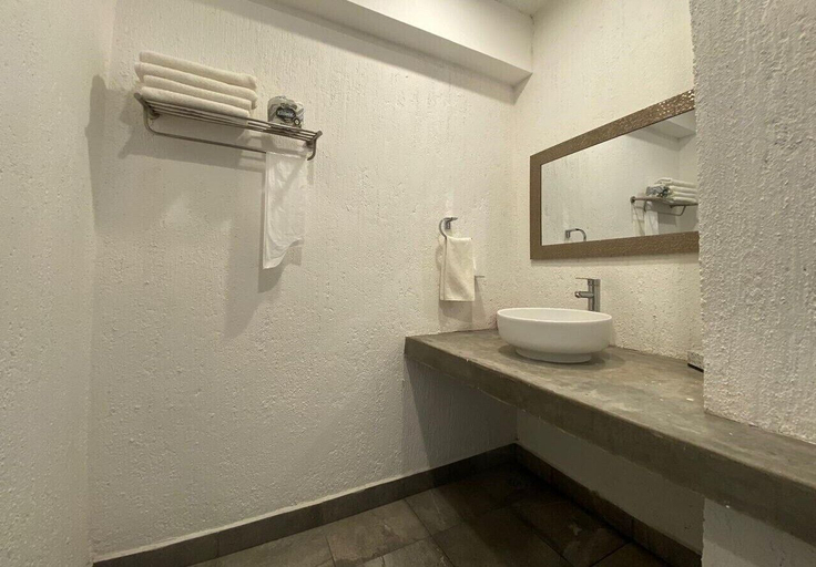 Bathroom, HOTEL AEROPUERTO MORELIA, Álvaro Obregón