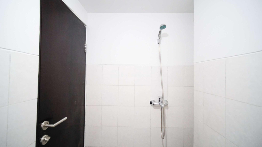 Bathroom 2, Homey 2BR Apartment Suncity Residence By Travelio, Sidoarjo