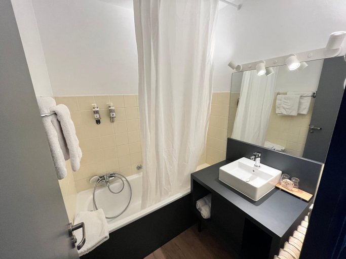 Bathroom 4, Hotel Restaurant La Buffe, Isère