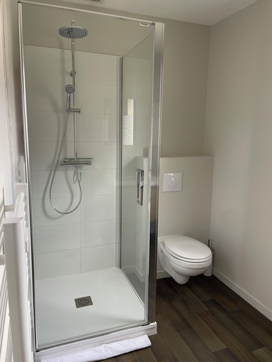 Bathroom 5, Ducey Appart'hôtel, Manche