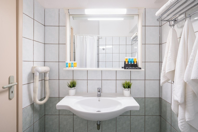 Bathroom 4, Brascos Hotel, Crete