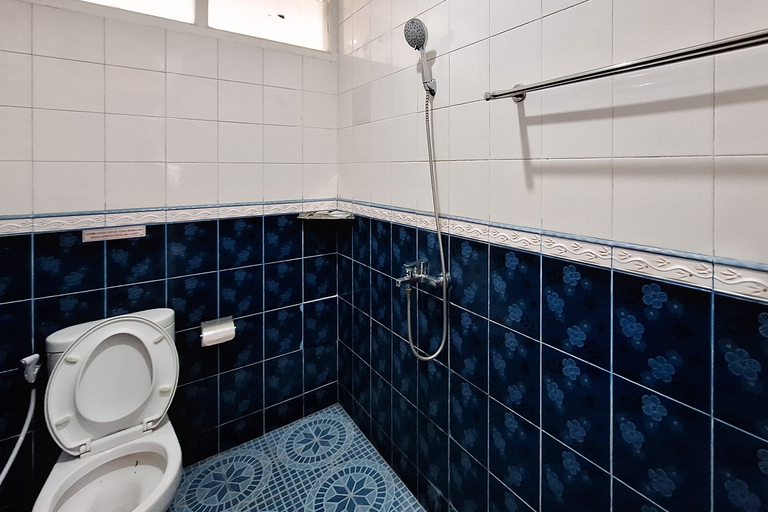 Bathroom, RedDoorz Resort @ Tridaya Cisarua Puncak, Bogor