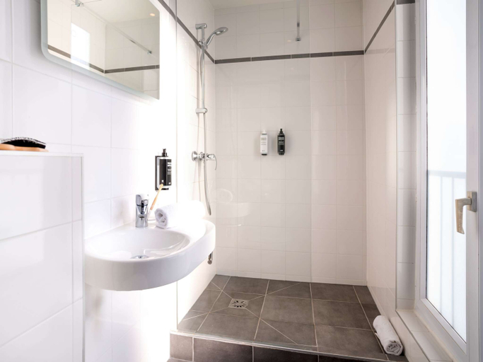 Bathroom 5, ibis Styles Paris Montmartre Batignolles, Paris