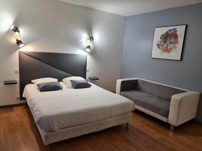 Bedroom 1, Hotel Restaurant Le Victor Hugo, Gironde