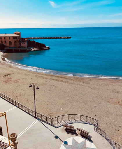 Others 5, Villa fronte mare, La Spezia