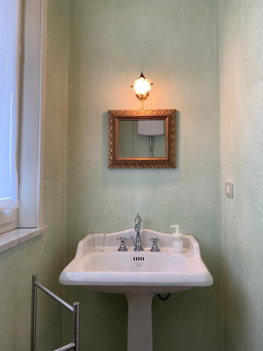 Bathroom 2, Masnadieri 18, Parma