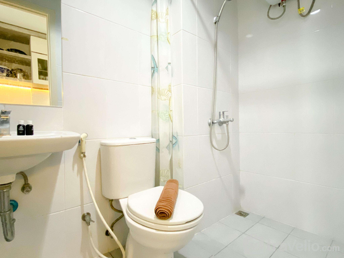 Bathroom, Modern & Comfy Studio Patraland Urbano By Travelio, Bekasi