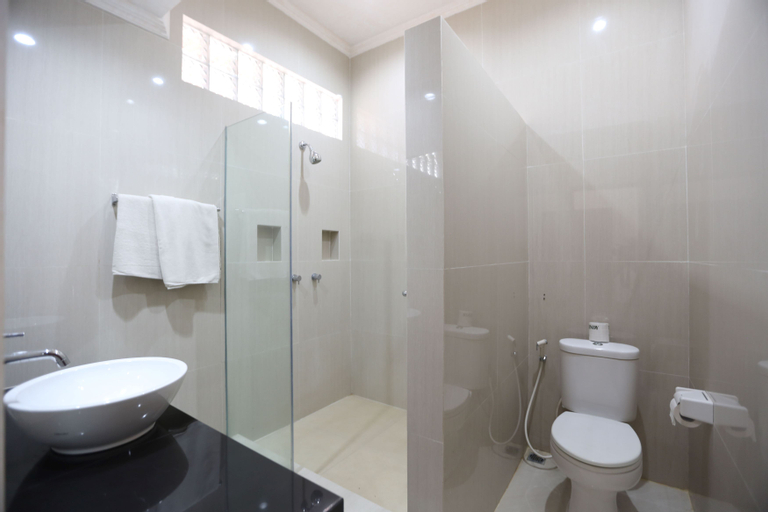 Bathroom 14