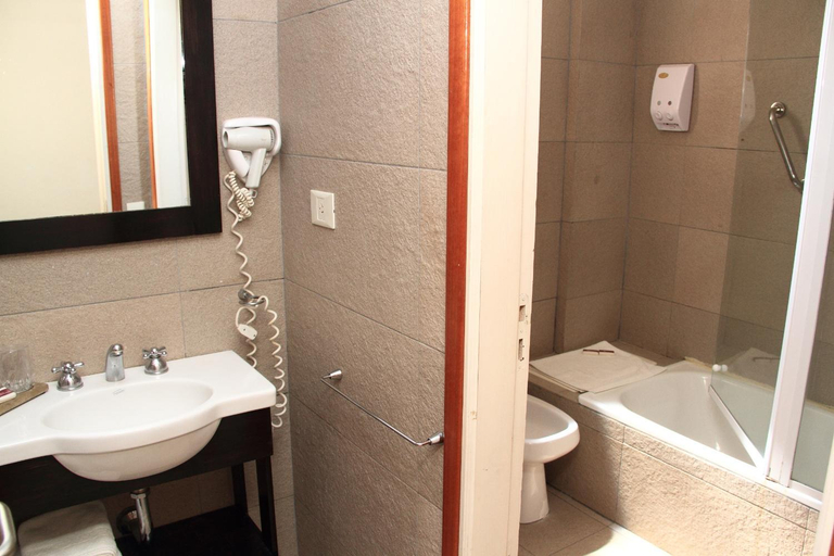 Bathroom 2, De Los Arroyos Apart Hotel, San Nicolás