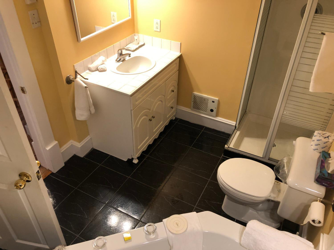 Bathroom 4, Leaside Manor, Division No. 1