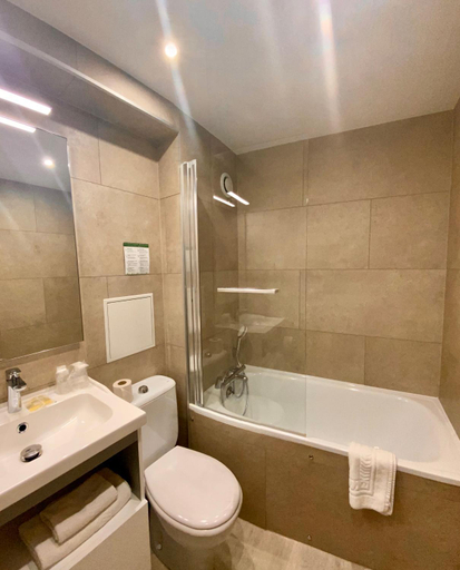 Bathroom 5, Hôtel Victor Hugo, Haute-Garonne