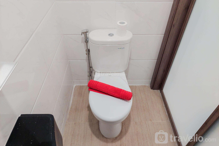 Bathroom 3, Simply Studio at Sky House BSD Apt By Travelio, Tangerang
