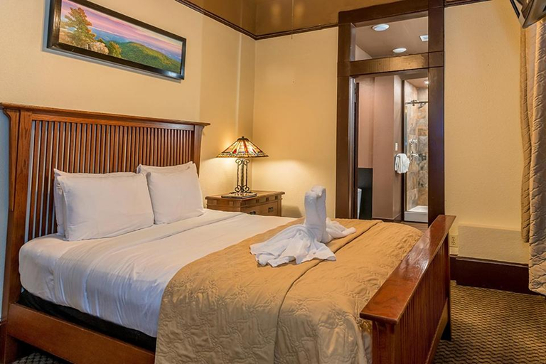 Bedroom 2, Basin Park Magnuson Grand Hotel, Carroll