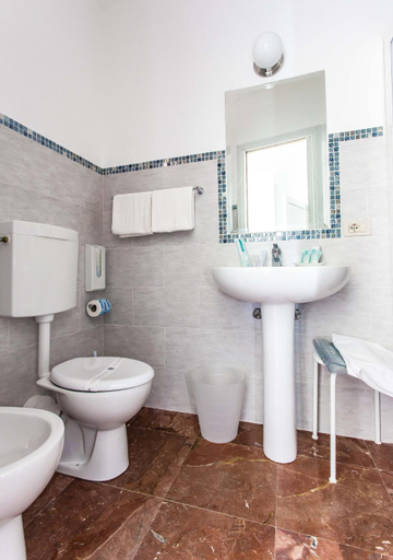 Bathroom 2, Miss Sicily B&B, Palermo