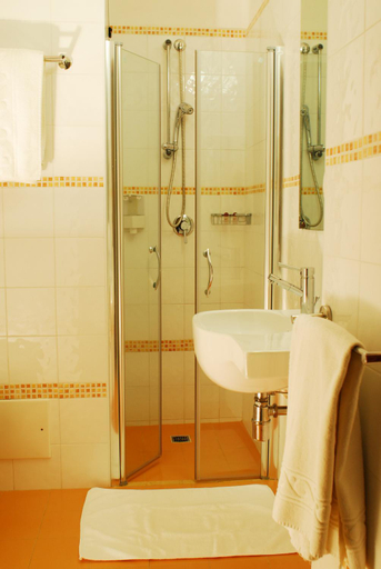Bathroom 5, Hotel Club Astor, Lecce