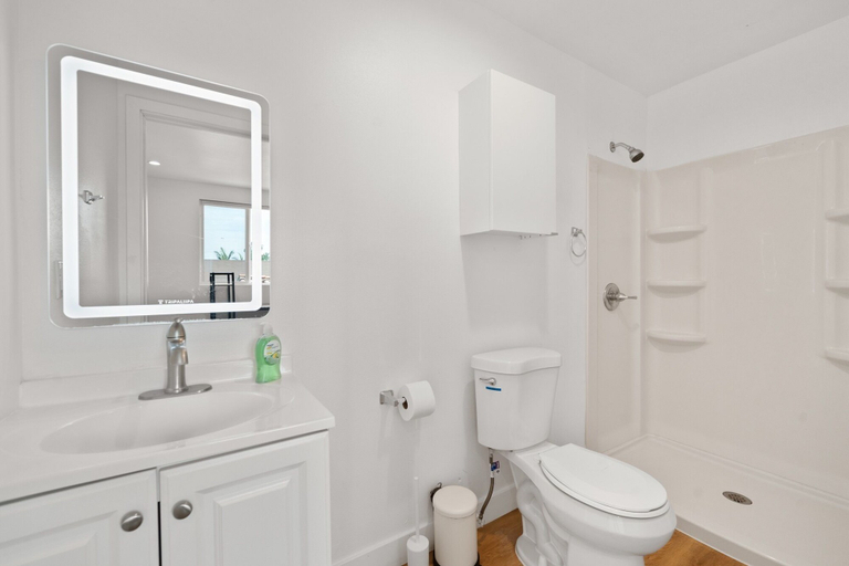 Bathroom 2, USC Charming Retreat, Los Angeles