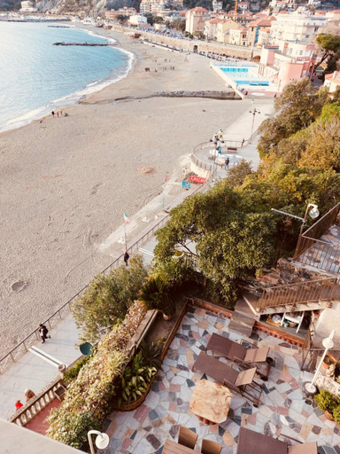 Others 2, Villa fronte mare, La Spezia