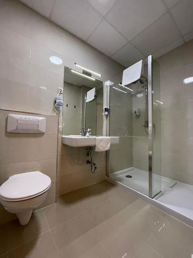 Bathroom 3, OPERA16 Guestrooms, Budapesti