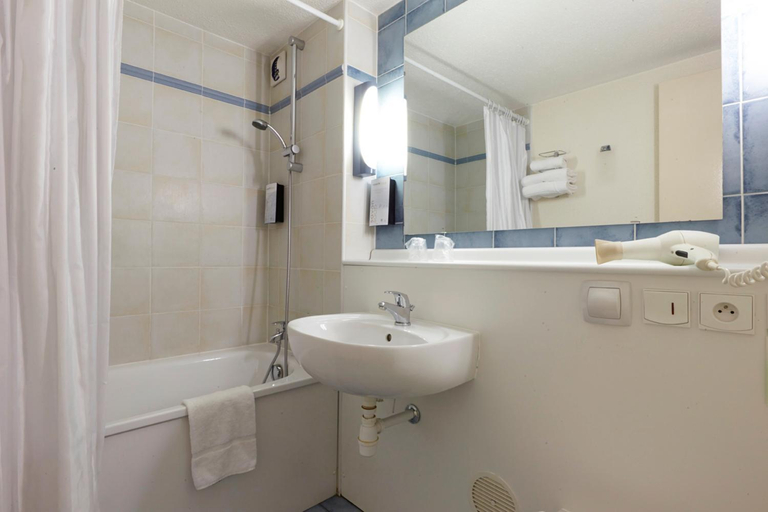 Bathroom 4, Campanile Cholet, Maine-et-Loire