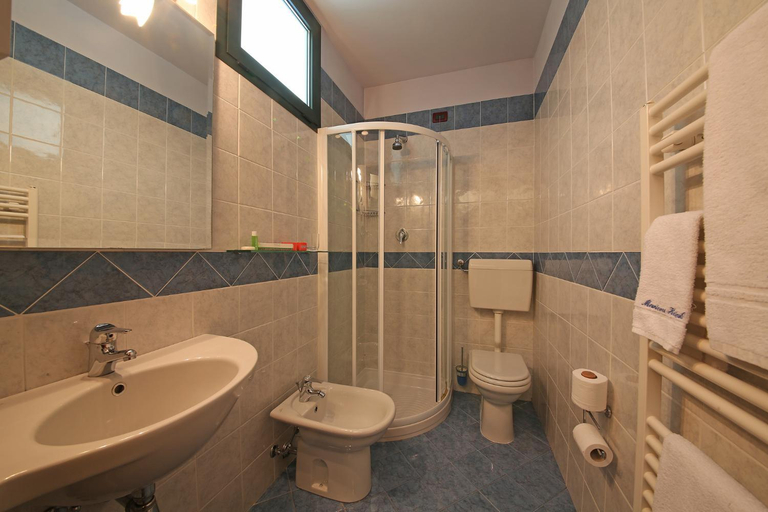 Bathroom 5, Hotel Abacus, Mantua