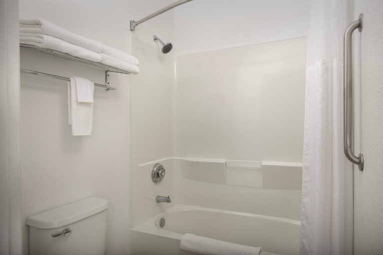 Bathroom, Quality Inn & Suites Gallup I-40 Exit 20, McKinley