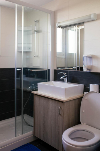Bathroom 4, Takelena Apartments