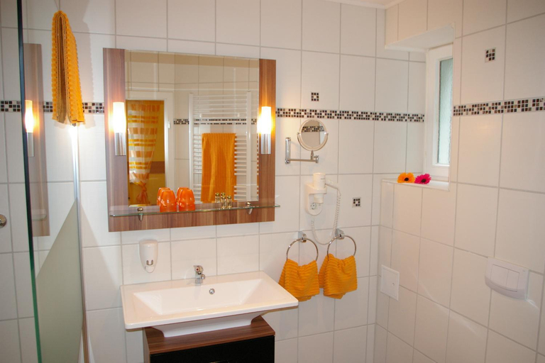 Bathroom 3, Hotel Heissinger, Bayreuth