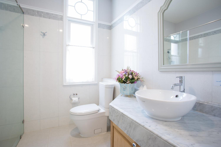 Bathroom 14