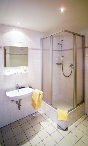 Bathroom 2, Hotel Am Quellberg, Recklinghausen