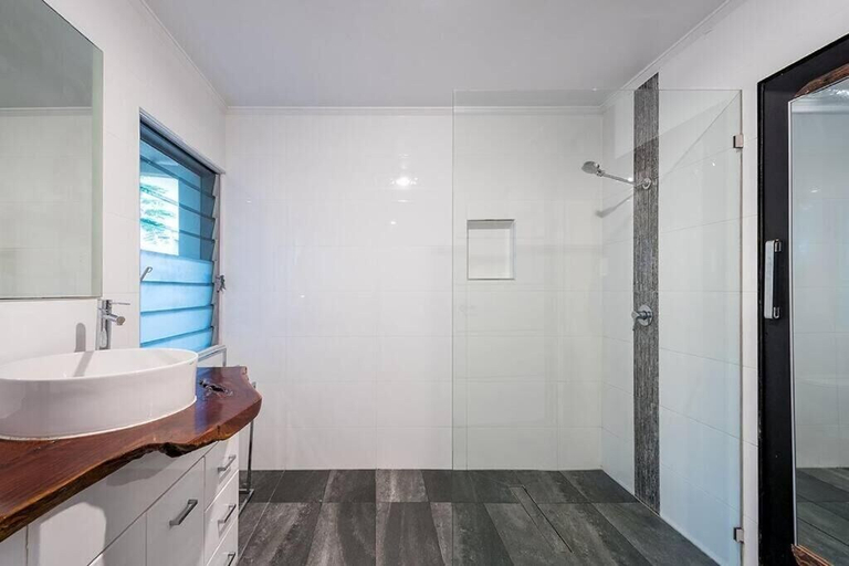 Bathroom 3, 4 BDRM Pet Friendly Home 200m to Creek, Gold Coast