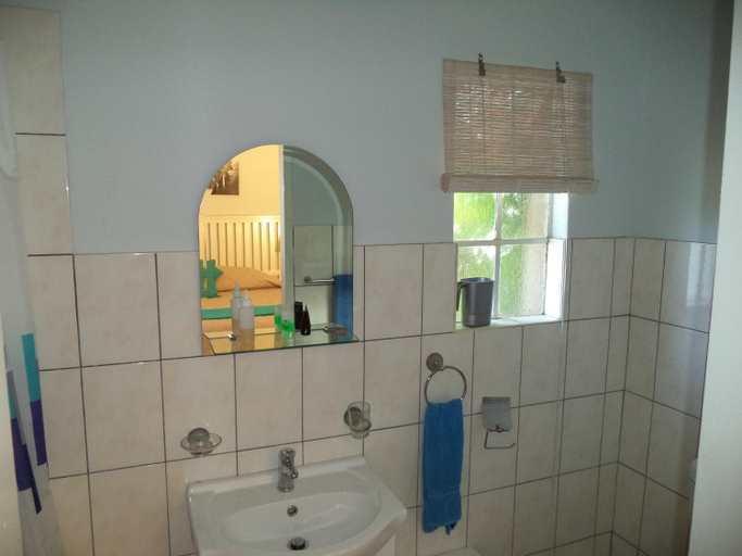 Bathroom 4, Heatherdale Guesthouse & Shuttle Services, City of Tshwane