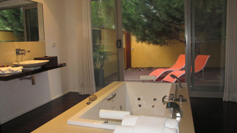 Bathroom 5, Blue Cliffs Retreat Hotel, Hepburn - East
