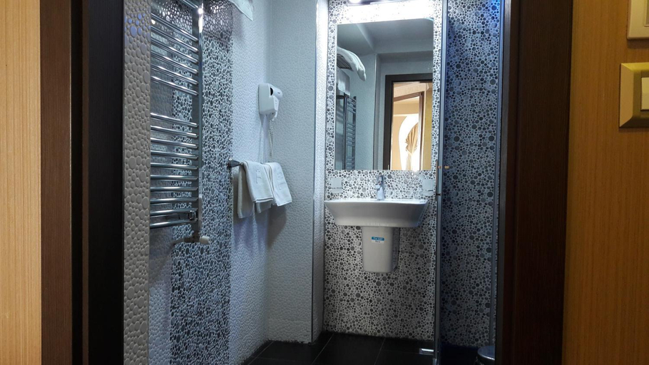 Bathroom 2, City Palace Hotel