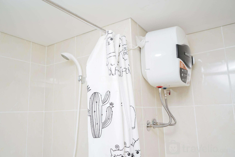 Bathroom 3, Comfortable 3BR @ M-Town Residence Apt By Travelio, Tangerang