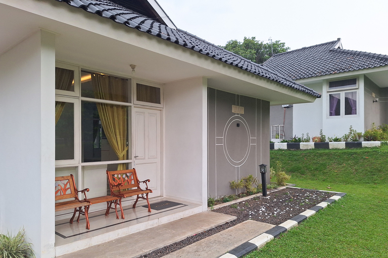 Exterior & Views 2, RedDoorz Resort @ Tridaya Cisarua Puncak, Bogor