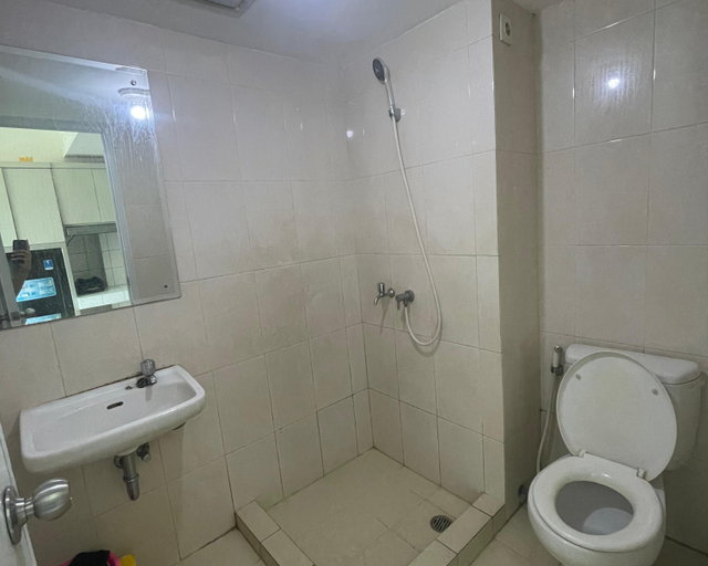 Bathroom 5, Elegant White Furnish Springlake Apartment at Summarecon Bekasi, Bekasi