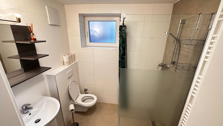 Bathroom 4, Sleep24 Monteurzimmer in Steyregg near LINZ, Urfahr Umgebung