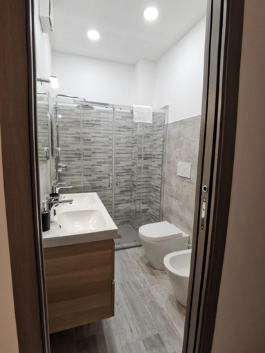 Bathroom 2, La luce di Ambra, Messina