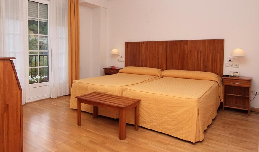 Bedroom 2, Hotel Valcarce Camino de Santiago, León