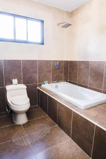 Bathroom 4, Hotel Rosalia, Valladolid